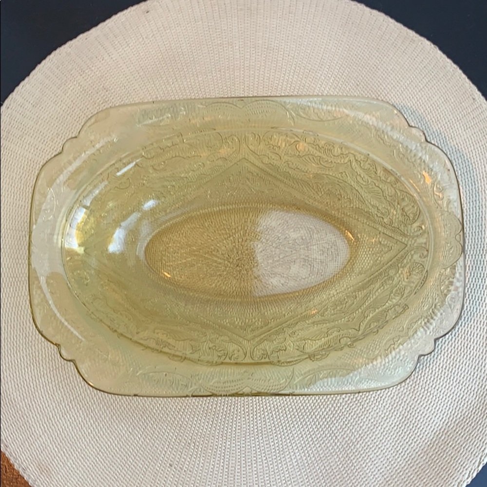 Beautiful Yellow Depression Glass bowl. VTG